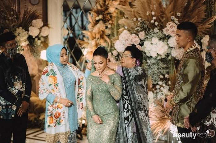Lamaran tersebut diresmikan dengan pemberiaan sebuah kalung sebagai simbol ikatan keduanya. Ibunda Indra, Karlina Damiri, menyematkan kalung itu ke leher artis Indonesia itu. (Foto: Instagram.com/morden.co/)