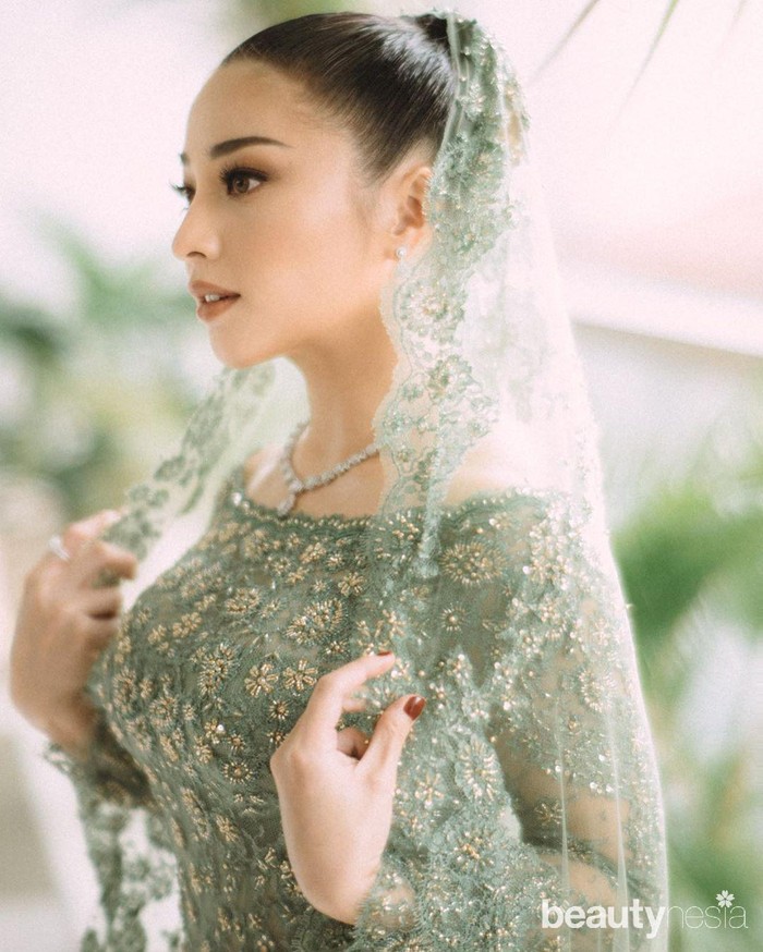 Nikita tampil cantik dan mempesona dalam balutan kebaya celadon hijau dengan potongan leher sabrina. Rona bahagia terpancar jelas di wajah Nikita yang kini resmi dalam ikatan serta jenjang lebih serius. (Foto: Instagram.com/morden.co/)