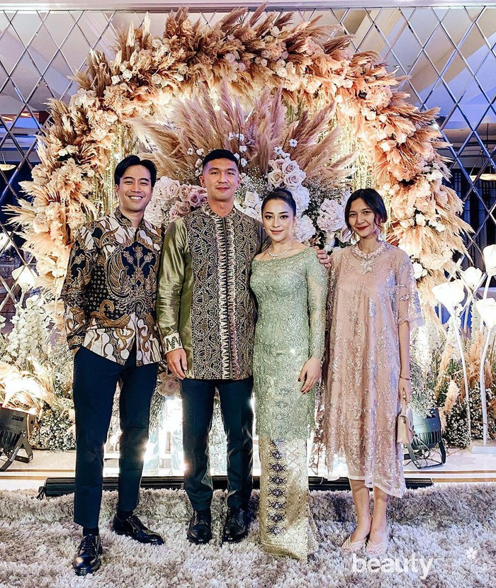 Kebaya cantik rancangan desainer Didiet Maulana itu bertabur payet berwarna gold di semua permukaan dan dipadukan bawahan kain songket khas Padang berwarna champagne atau emas muda yang memberi kesan lembut, tapi berkarakter. (Foto: Instagram.com/morden.co/)