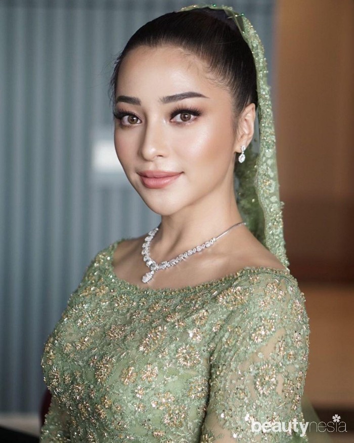 Penampilan perempuan 26 tahun itu makin sempurna dengan riasan makeup flawless dari makeup artist (MUA) Evalovira. Artis cantik itu juga tampak mengenakan highlighter yang menegaskan tulang pipinya dan kecantikannya. (Foto: Instagram.com/morden.co/)
