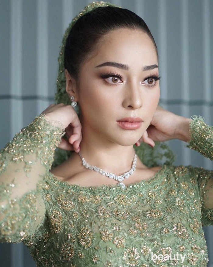 Tak lupa, bintang sinetron Putri yang Ditukar itu juga menggunakan kalung dan anting bertakhtakan berlian yang semakin membuat penampilannya elegan. (Foto: Instagram.com/morden.co/)