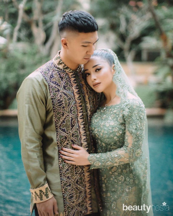 Prosesi lamaran keduanya didominasi nuansa hijau. Nikita Willy dan Indra Priawan tampil serasi serta elegan mengenakan busana berwarna hijau. (Foto: Instagram.com/morden.co/)