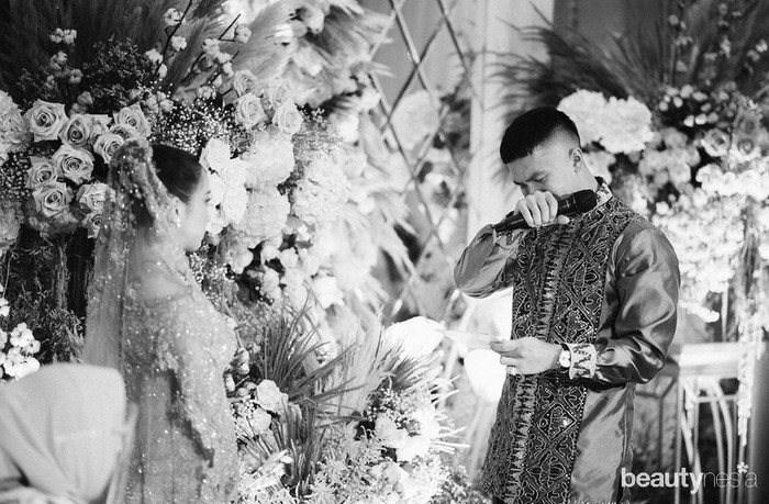 Suasana haru juga menyelimuti prosesi lamaran tersebut. Anak dari boss perusahaan taksi itu tak kuasa menahan air mata ketika meminta langsung kepada Nikita untuk menjadi calon istrinya. (Foto: Instagram.com/morden.co/)