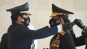 Panglima TNI Berikan Tanda Kehormatan ke Kapolri Idham Azis