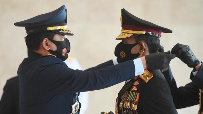 Panglima TNI Marsekal Hadi Tjahjanto memberikan penghargaan Bintang Kartika Eka Pakci Utama kepada Kapolri Jenderal Idham Azis.