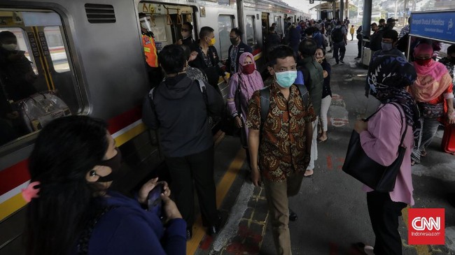 Pegawai di kantor diimbau untuk tetap disiplin, setidaknya melepas masker hanya saat makan dan tetap menjaga jarak dengan orang lain.