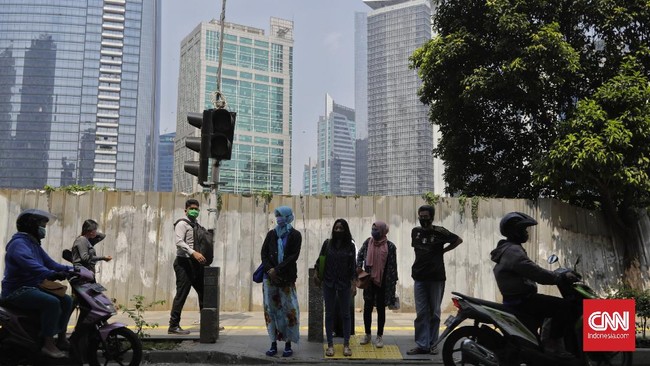 Ekonom menilai utang pemerintah tumbuh agresif, dikhawatirkan berpotensi memicu aliran modal asing keluar hingga krisis ekonomi.