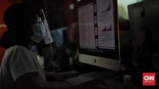 Penyebaran Covid di Klaster Perkantoran DKI Jakarta Melonjak Pemda DKI Jakarta menyebut penyebaran covid-19 klaster perkantoran pada 12-18 April tembus 425 di 177 kantor, naik 3 kali lipat dari 5-11 April.