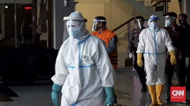 Nakes Corona Surabaya Dilumuri Tinja, Polisi Turun Tangan Kepolisian sudah memeriksa tiga orang saksi insiden tenaga kesehatan dilumuri tinja saat akan jemput pasien di Surabaya.