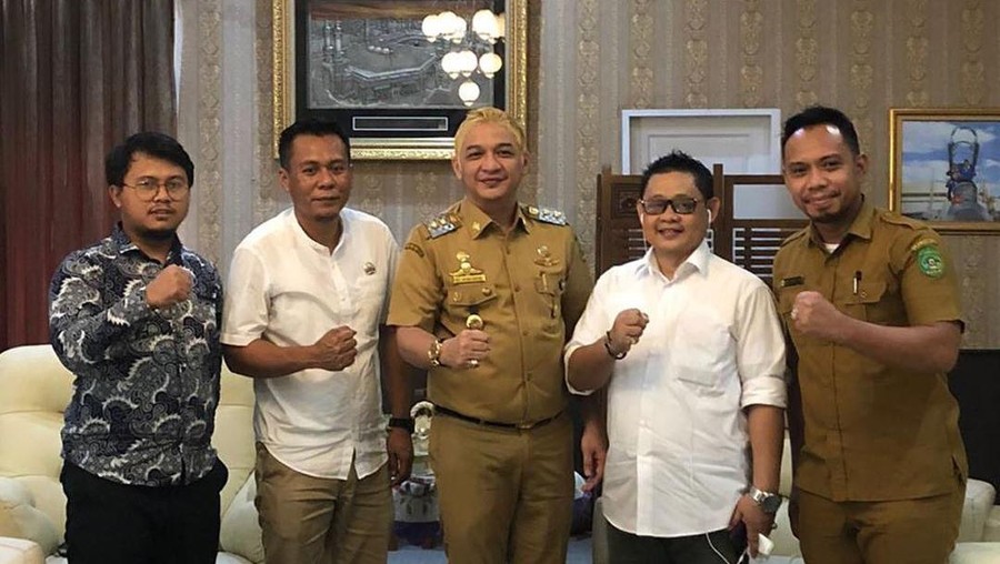 Penampilan Wakil Wali Kota Palu Sigit Purnomo Syamsuddin Said atau Pasha 'Ungu' berseragam PNS-rambut pirang.