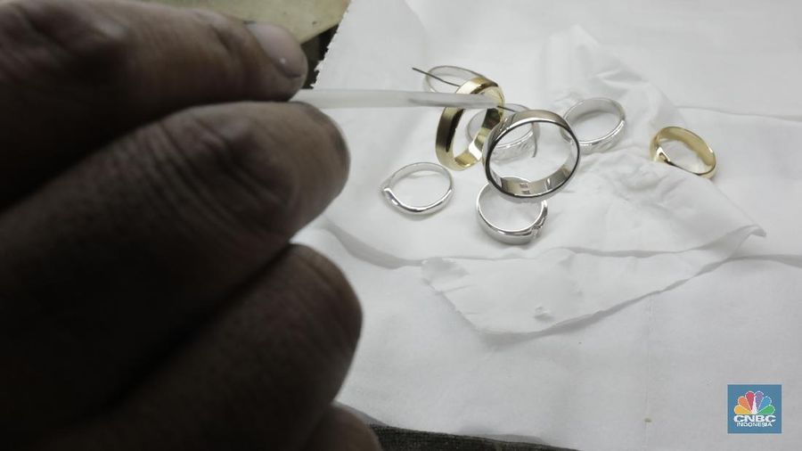 Karyawan gerai emas memperbaiki perhiasan warna emas (chrome) berupa cincin di Cikini Gold Center, Jakarta Pusat, Selasa (28/7/20). harga emas Antam juga berhasil naik Rp 25.000 menjadi Rp 964.120/gram untuk emas kepingan 100 gram yang lumrah dijadikan acuan. Sedangkan untuk kepingan 1 gram berada di Rp 1.022.000/gram berhasil menembus level 1 juta per gram. (CNBC Indonesia/Tri Susilo)