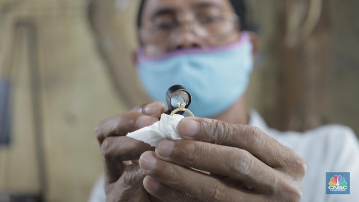 Karyawan gerai emas memperbaiki perhiasan warna emas (chrome) berupa cincin di Cikini Gold Center, Jakarta Pusat, Selasa (28/7/20). harga emas Antam juga berhasil naik Rp 25.000 menjadi Rp 964.120/gram untuk emas kepingan 100 gram yang lumrah dijadikan acuan. Sedangkan untuk kepingan 1 gram berada di Rp 1.022.000/gram berhasil menembus level 1 juta per gram. (CNBC Indonesia/Tri Susilo)