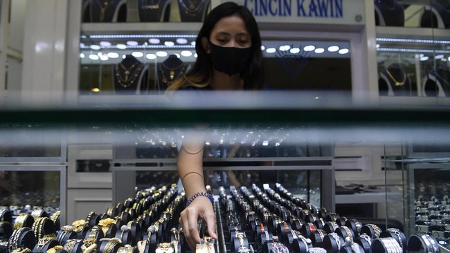Harga emas Antam dibanderol Rp954 ribu per gram pada Jumat (11/12). Harga itu tercatat turun Rp2.000 dibandingkan kemarin, yaitu Rp966 ribu.