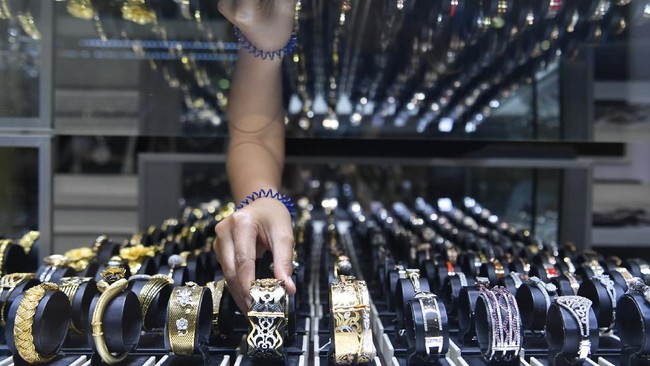Harga emas Antam rontok Rp26 ribu per gram ke posisi Rp1,010 juta pada Kamis (10/3).