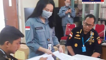 Penyerahan Barang Bukti dan Tersangka ke Kejaksaan Negeri Jakarta Timur atas hasil penyidikan tindak pidana kepabeanan. (Tangkapan Layar Instagram @bckanwiljakarta) Penyerahan Barang Bukti dan Tersangka ke Kejaksaan Negeri Jakarta Timur atas hasil penyidikan tindak pidana kepabeanan. (Tangkapan Layar Instagram @bckanwiljakarta)