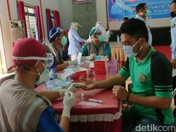 Ratusan Warga Binaan dan Pegawai Lapas Tulungagung Jalani Rapid Test