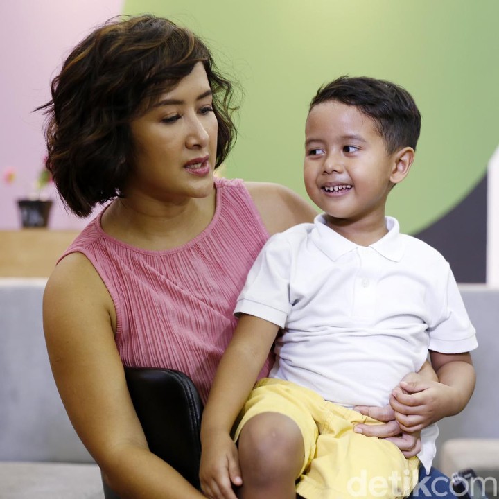 <p>Saat melahirkan anah bungsunya Den Bagus, aktris Widi Mulia juga memilih proses persalinan dengan metode <em>water birth</em> dan<em> gentle birth.</em> Pproses persalinan ini dilakukan di rumah bersalin di Kawasan Ubud, Bali, di mana suasana yang menyejukkan membuat Widi merasa lebih tenang saat melahirkan anak ketiganya. (Foto: Asep Syaifullah/detikHOT)</p>