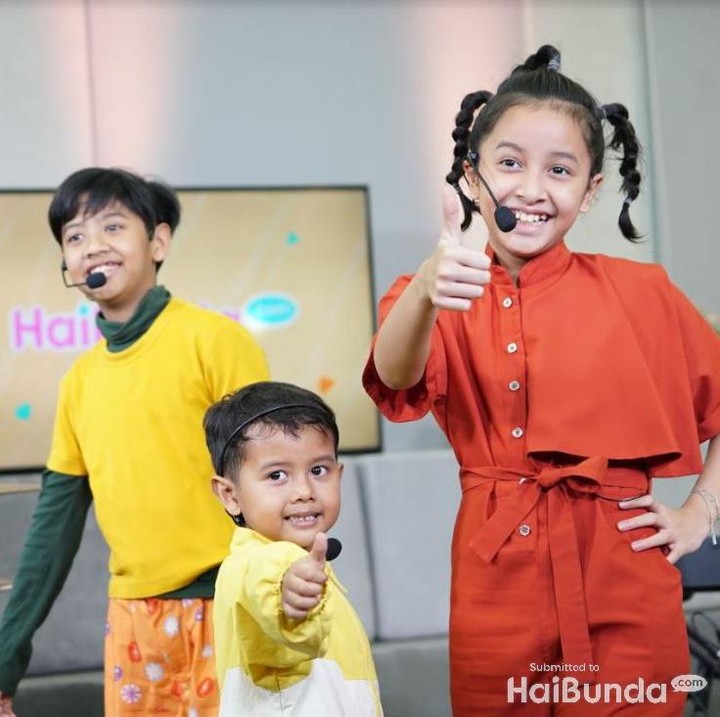 <p>Putra putri pasangan Widi Mulia dan Dwi Sasono Dru, Widuri, dan Den Bagus merilis lagu berjudul Jajan pada Selasa (28/7/2020). (Foto: Nathania Widya Chrissanti )</p>