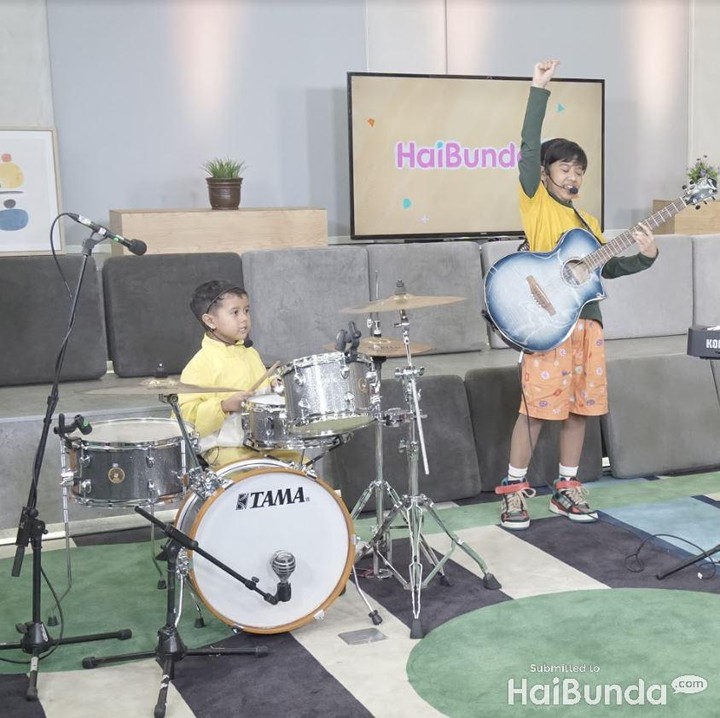 <p> Dalam keseruan tersebut, ketiga buah hati Widi Mulia dan Dwi Sasono menunjukkan kebolehannya dalam bernyanyi dan bermain musik. (foto: Rahfalia Zaenh)</p>