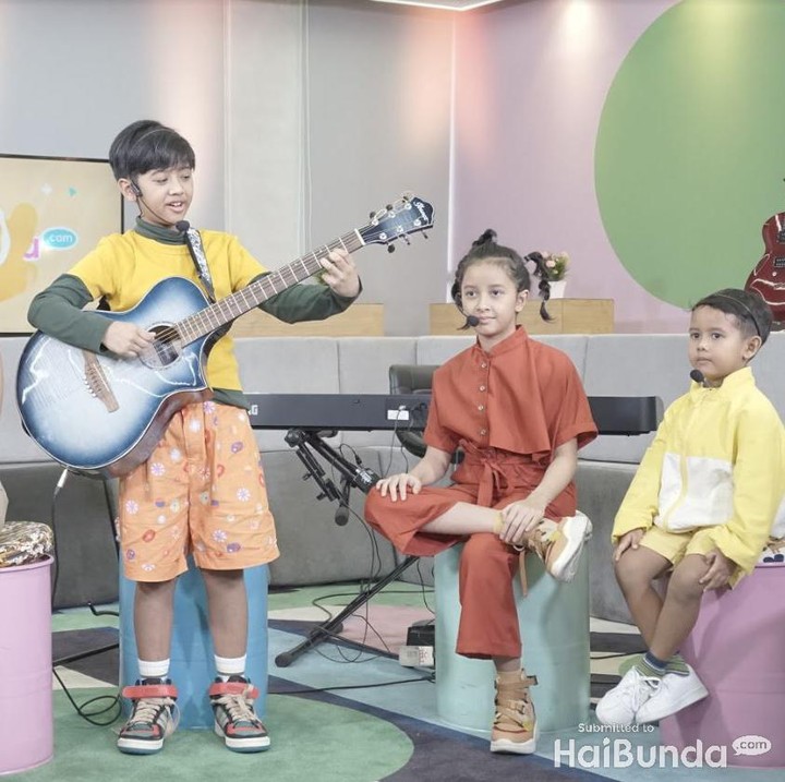 <p>Dru saat menunjukkan aksinya bermain gitar, keren ya, Bunda. (foto: Rahfalia Zaenh)</p>