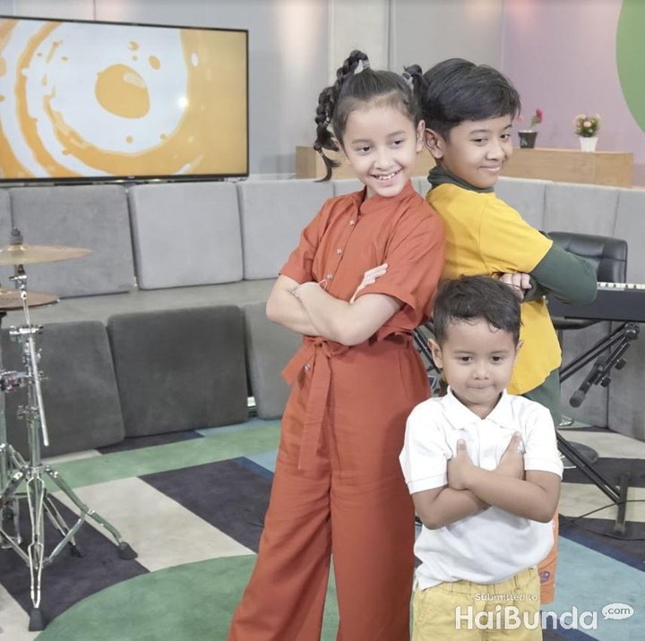 <p>Selamat ya! Semoga lagunya disukai oleh anak-anak Indonesia. (foto: Rahfalia Zaenh)</p>
