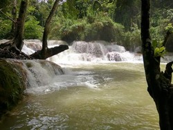 Wah, Air Terjun Kuang Si di Laos Ini Deras Sekali