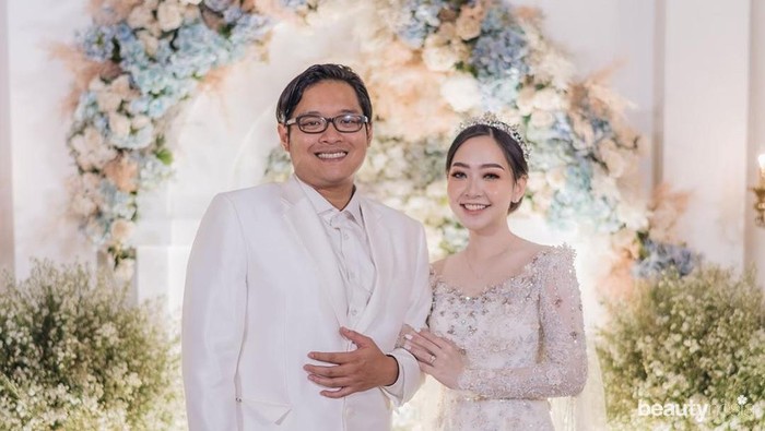 Menikah, Beauty Vlogger Asta Riri Tampil Elegan dengan Kebaya Modern