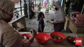 FOTO: Berbagi Makanan Gratis, Membantu Hadapi Pandemi Corona