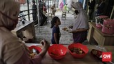 FOTO: Berbagi Makanan Gratis, Membantu Hadapi Pandemi Corona Berawal dari gagasan ingin membantu sesama, warga meminjam sebuah lahan parkir bangunan pada rentang jam tertentu untuk memberi bantuan makanan gratis.