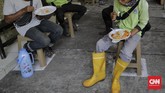 FOTO: Berbagi Makanan Gratis, Membantu Hadapi Pandemi Corona Berawal dari gagasan ingin membantu sesama, warga meminjam sebuah lahan parkir bangunan pada rentang jam tertentu untuk memberi bantuan makanan gratis.
