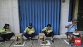 FOTO: Berbagi Makanan Gratis, Membantu Hadapi Pandemi Corona Berawal dari gagasan ingin membantu sesama, warga meminjam sebuah lahan parkir bangunan pada rentang jam tertentu untuk memberi bantuan makanan gratis.