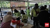 FOTO: Berbagi Makanan Gratis, Membantu Hadapi Pandemi Corona Berawal dari gagasan ingin membantu sesama, warga meminjam sebuah lahan parkir bangunan pada rentang jam tertentu untuk memberi bantuan makanan gratis.