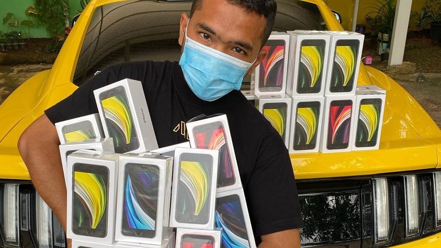 Bos PS Store Putra Siregar bersama koleksi mobilnya