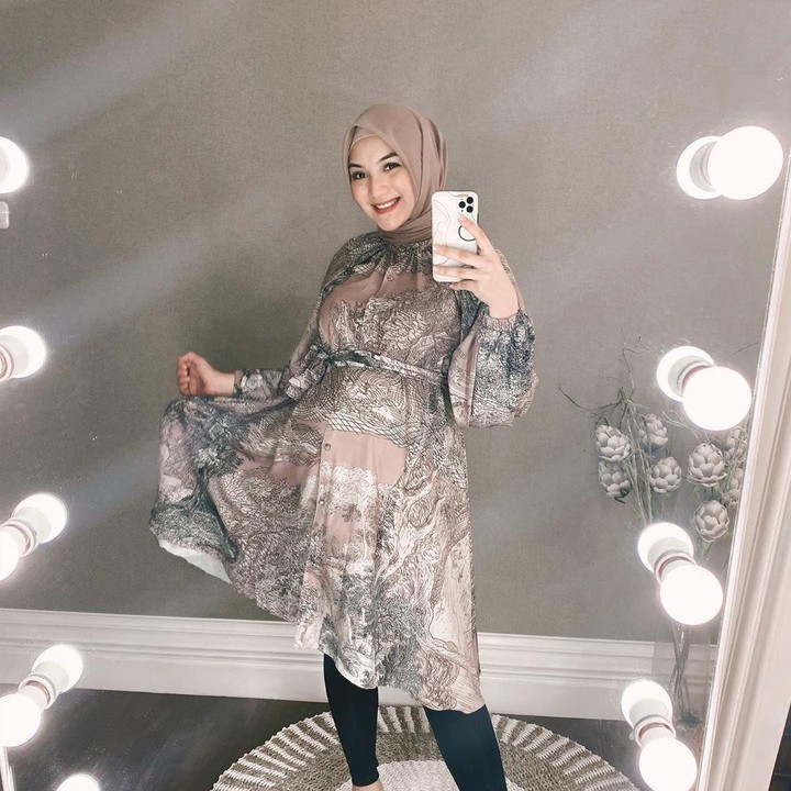 <p>Selain mengenakan gamis dan rok, Citra Kirana juga bisa tampil anggun dengan atas blus dan <em>legging</em>. (Foto: Instagram @citraciki)</p>