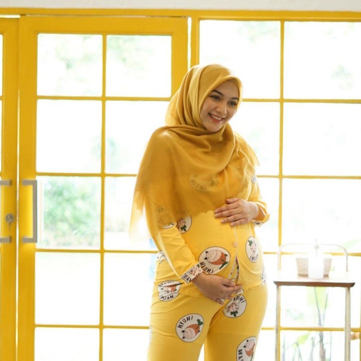 <p>Bumil yang satu ini juga bisa berpose menggemaskan dengan piyama berwarna kuning yang selaras dengan hijabnya. Tapi tetap cantik kok. Semoga sehat selalu ya Citra Kirana. (Foto: Instagram @citraciki)</p>