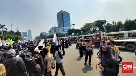 Usai DPR, Massa Demo Omnibus Law Geruduk Kemenko Perekonomian