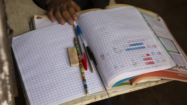 FOTO: Murid Tak Punya Kuota, Guru di Guetamala Kayuh Sepeda