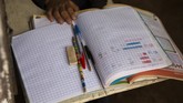 FOTO: Murid Tak Punya Kuota, Guru di Guetamala Kayuh Sepeda Seorang guru di Guetamala menggunakan tabungannya untuk membeli sepeda demi menyambangi murid. Orang tua siswa tak punya paket data untuk pembelajaran online.
