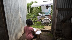 FOTO: Murid Tak Punya Kuota, Guru di Guetamala Kayuh Sepeda