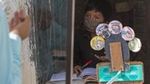 FOTO: Murid Tak Punya Kuota, Guru di Guetamala Kayuh Sepeda Seorang guru di Guetamala menggunakan tabungannya untuk membeli sepeda demi menyambangi murid. Orang tua siswa tak punya paket data untuk pembelajaran online.
