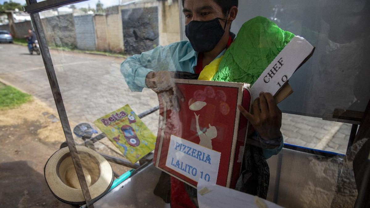 FOTO: Murid Tak Punya Kuota, Guru di Guetamala Kayuh Sepeda