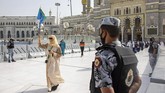 FOTO: Mengitari Kakbah Sambil Menjaga Jarak Para jemaah calon haji berjalan mengitari (tawaf) di Kakbah dengan menjaga jarak sebagai persyaratan mencegah penularan virus corona.