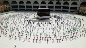 img-title FOTO: Mengitari Kakbah Sambil Menjaga Jarak