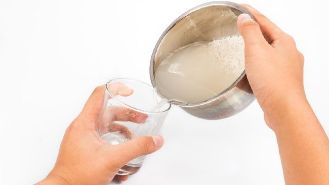 Berikut sejumlah manfaat air cucian beras buat kecantikan kulit Anda sehingga sebaiknya jangan langsung dibuang.