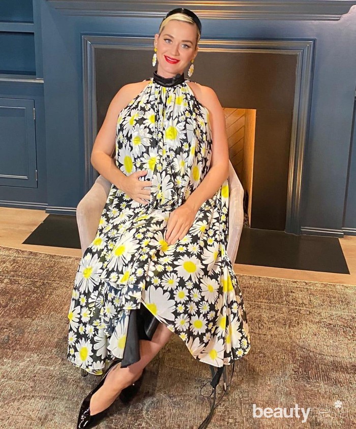 Katy Perry mengunggah foto dirinya mengenakan dress tanpa lengan bermotif daisy dengan warna dominasi kuning. Tak lupa, ia juga mengenakan anting bermotif daisy. Penampilan Katy tampak fresh serta cetar. (Foto: instagram.com/katyperry/)