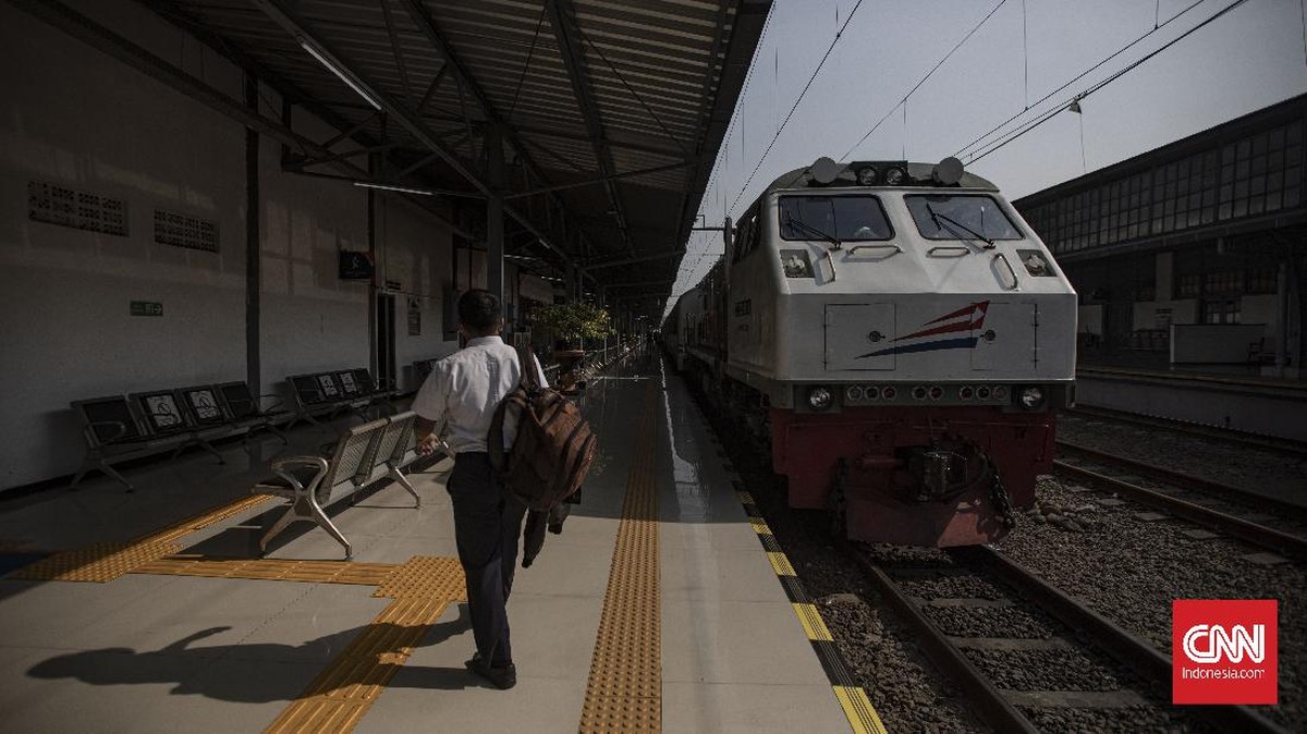 FOTO : Sepi Arus Mudik di Stasiun Pasar Senen