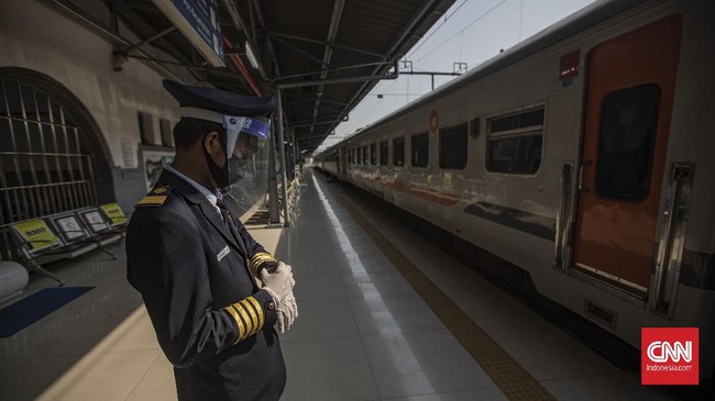 Kereta api jarak jauh keberangkatan Stasiun Gambir berhenti di Stasiun Jatinegara untuk memudahkan calon penumpang agar tidak terdampak kemacetan lalu lintas.
