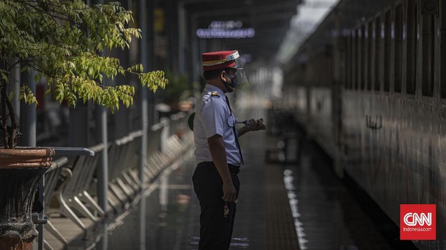 FOTO : Sepi Arus Mudik di Stasiun Pasar Senen
