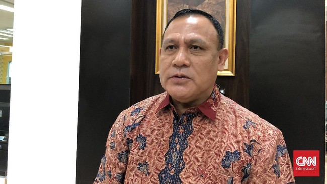 Ketua KPK Firli Bahuri masuk melalui pintu belakang seolah menghindari wartawan saat tiba di gedung KPK guna memenuhi panggilan Dewas KPK.