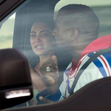 Tangis Kim Kardashian saat Minta Kanye West Tak Usah Pulang